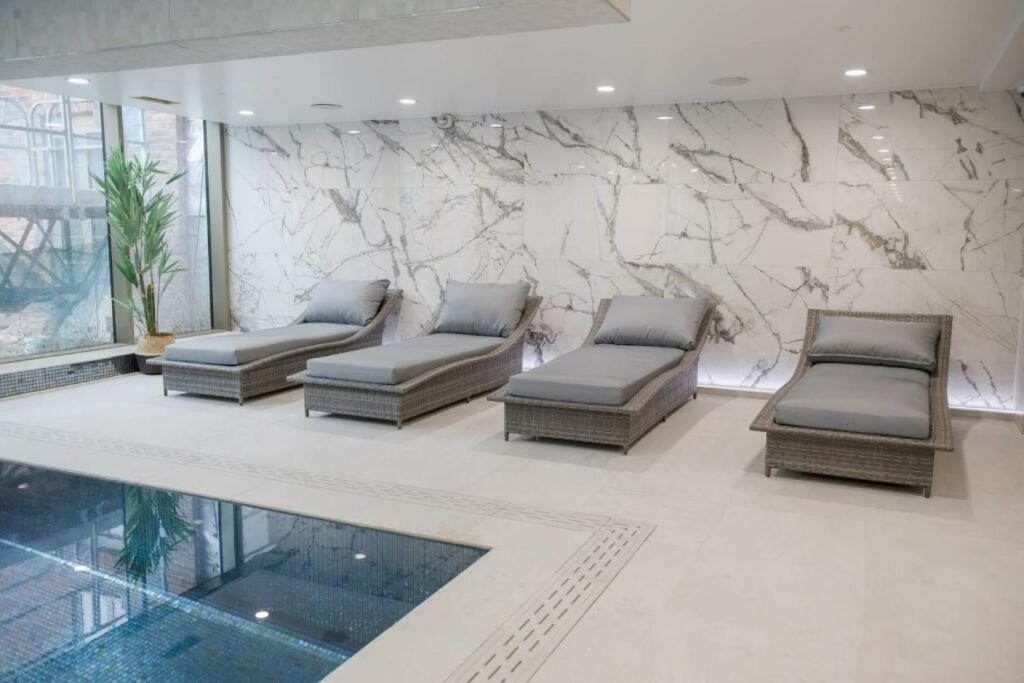 3 Bed Luxury Spacious With Pool Manchester